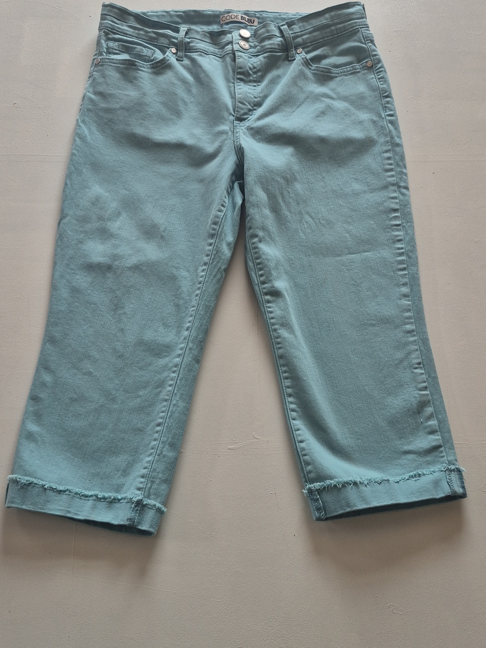 Code Bleu Soho Capris, Size 12P, Light Blue Frayed Hem Jean